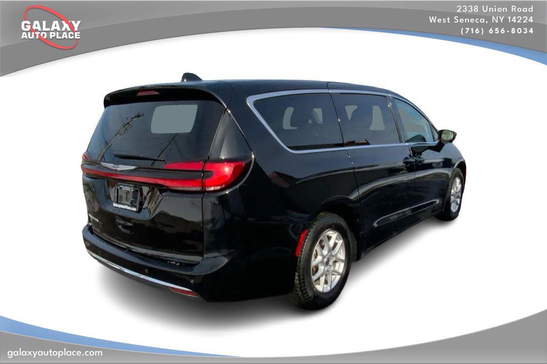 Used 2024 Chrysler Pacifica Touring-L FWD image 5
