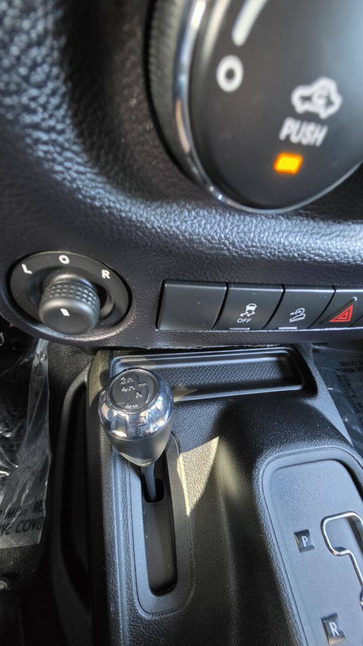 Used 2015 Jeep Wrangler Unlimited Rubicon w/ Connectivity Group AWD/4WD image 17