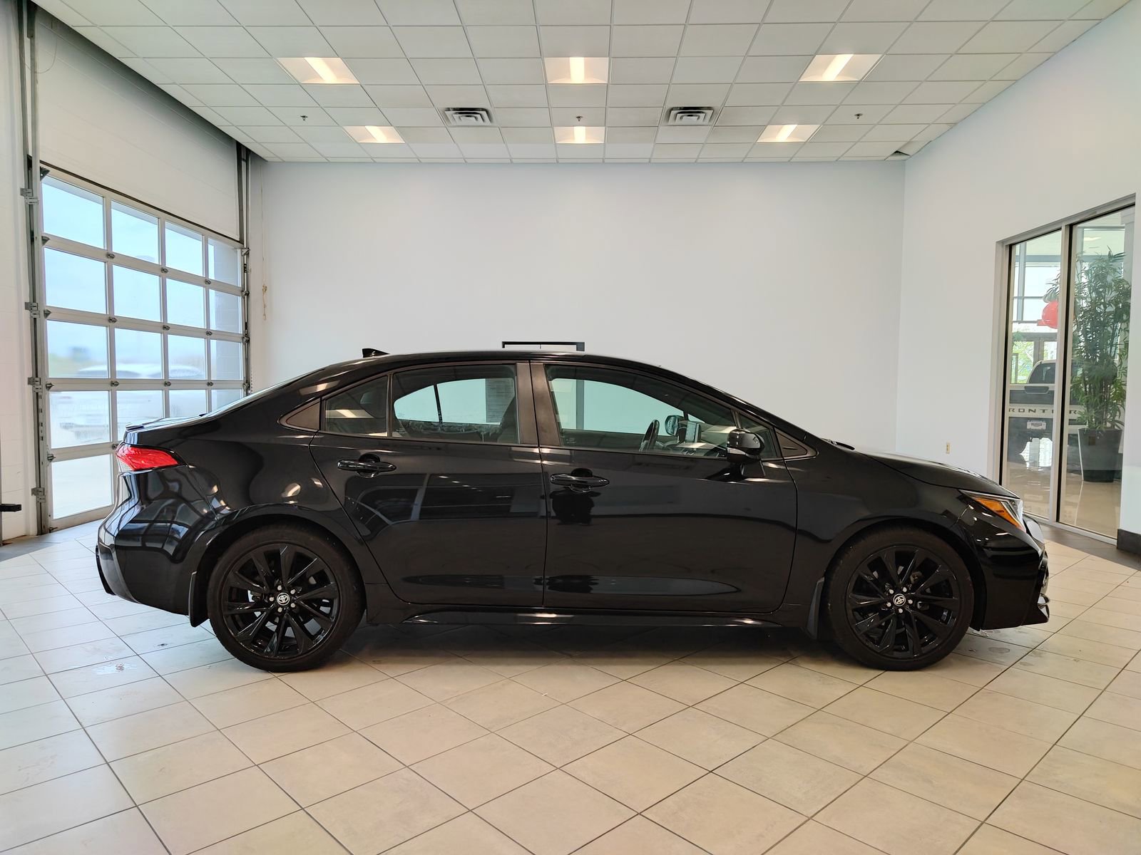 Used 2021 Toyota Corolla SE FWD image 2