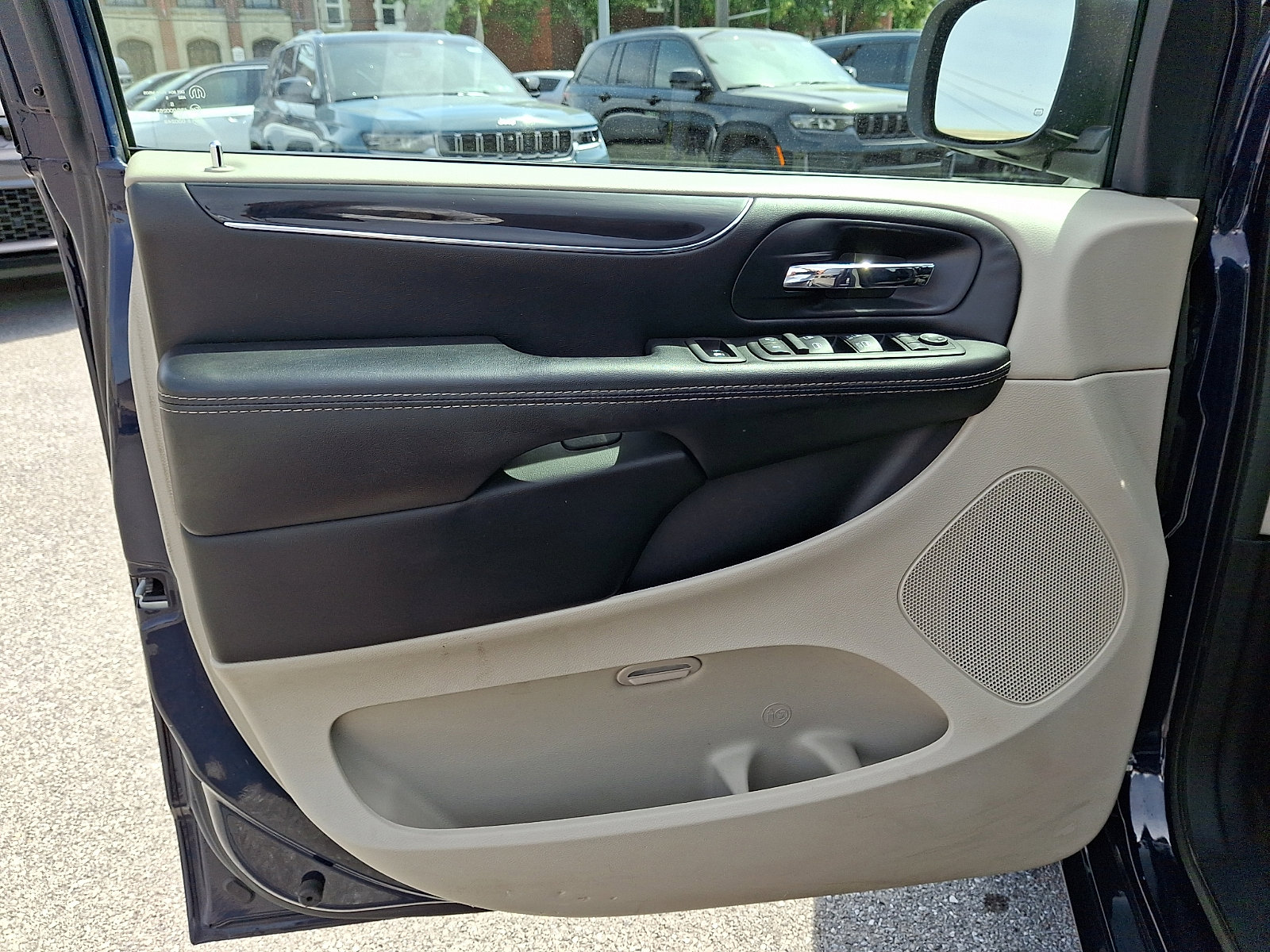Used 2016 Dodge Grand Caravan SE FWD image 15