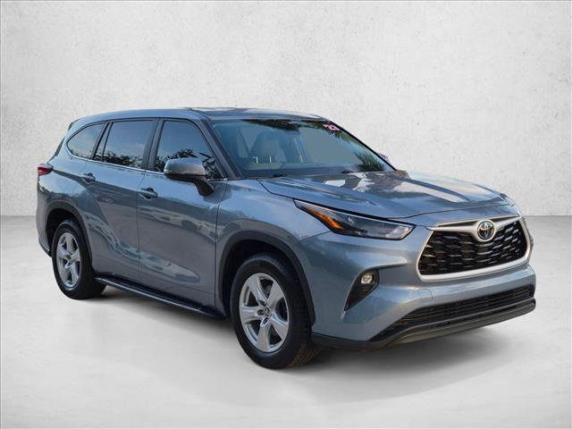 Used 2023 Toyota Highlander LE FWD image 3