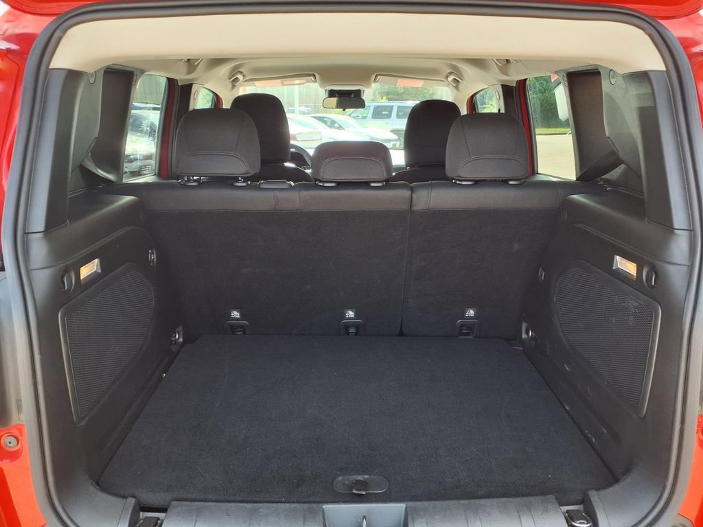 Used 2015 Jeep Renegade Latitude FWD image 12