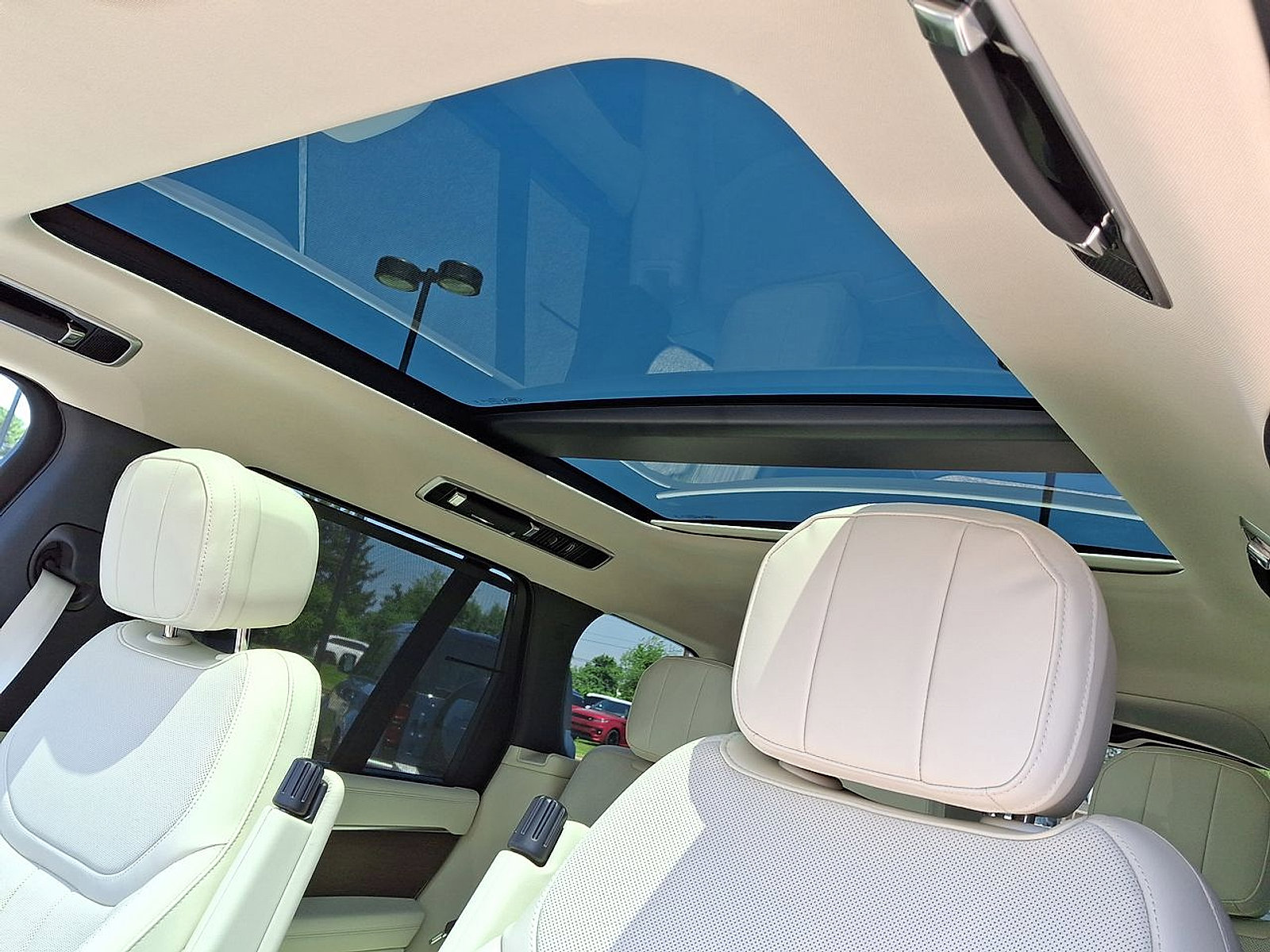 New 2025 Land Rover Range Rover SE image 25