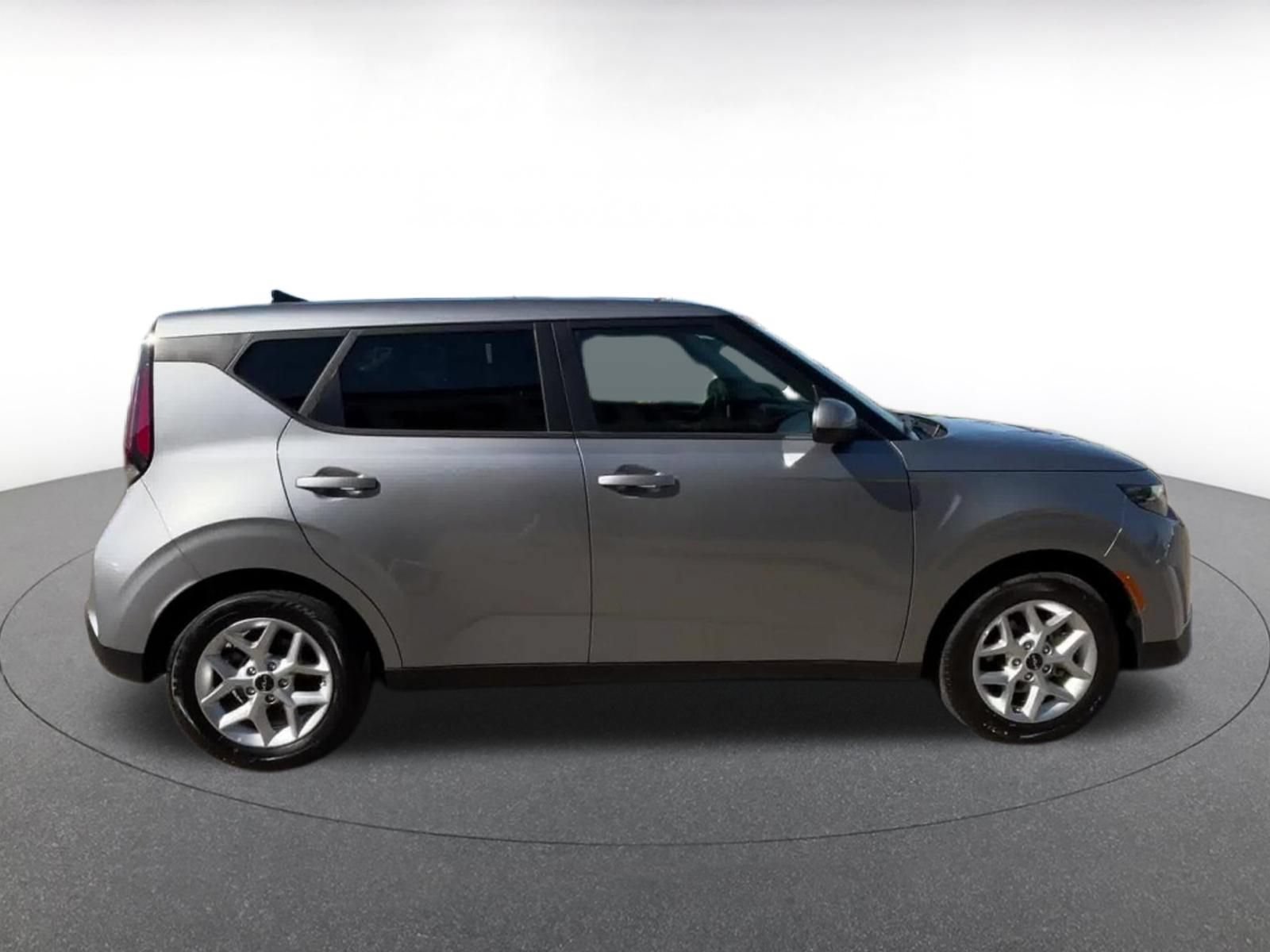 Used 2025 Kia Soul LX w/ LX Technology Package FWD image 16