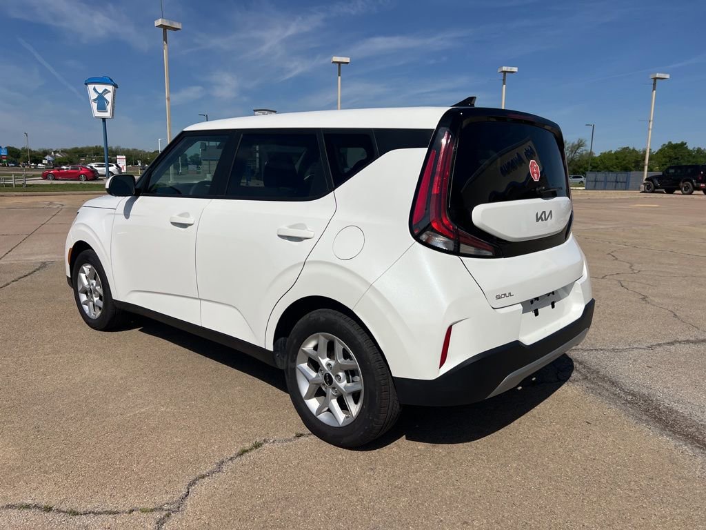 Used 2025 Kia Soul S FWD image 3
