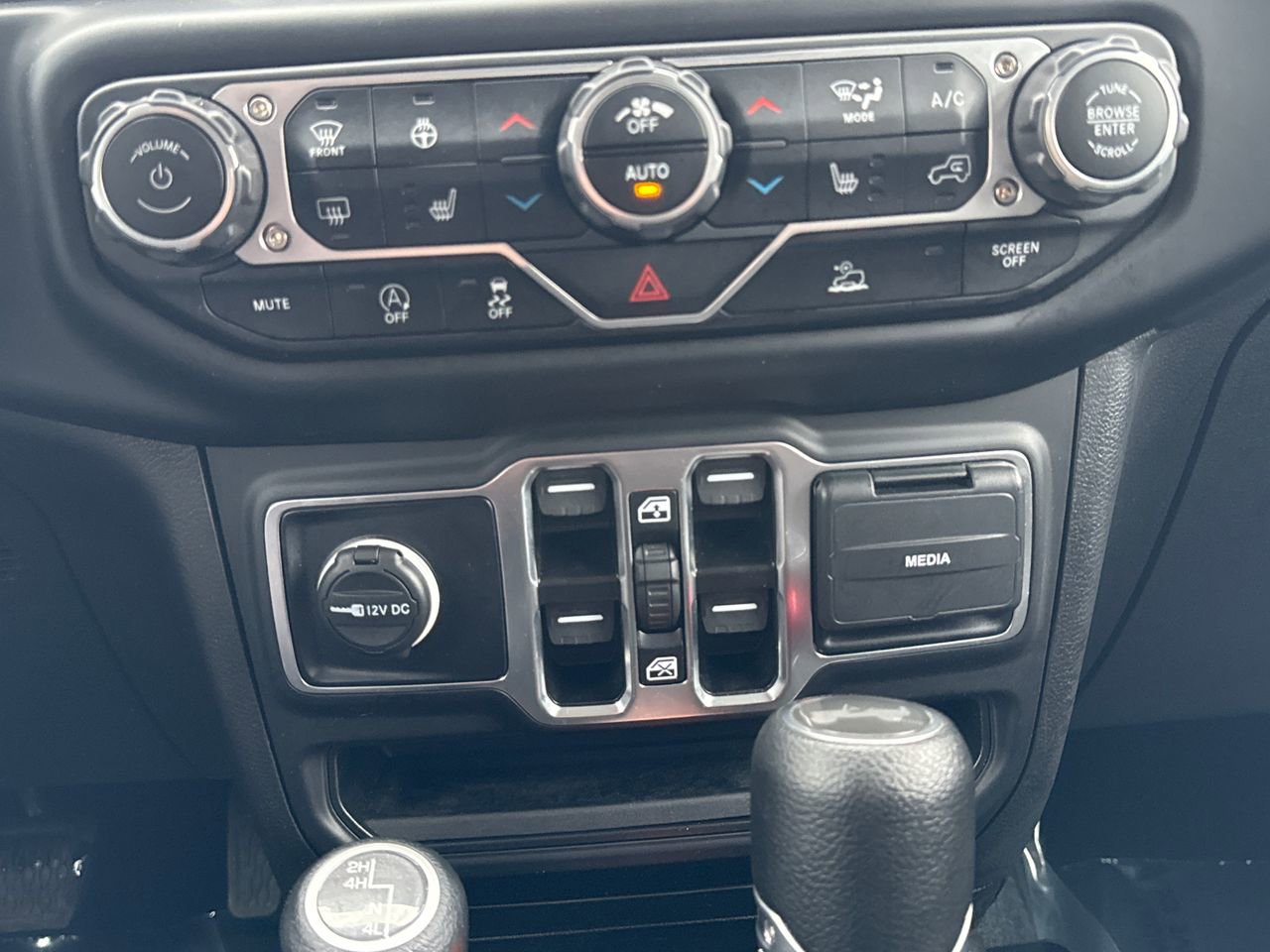 Used 2023 Jeep Wrangler Sahara w/ Cold Weather Group image 18