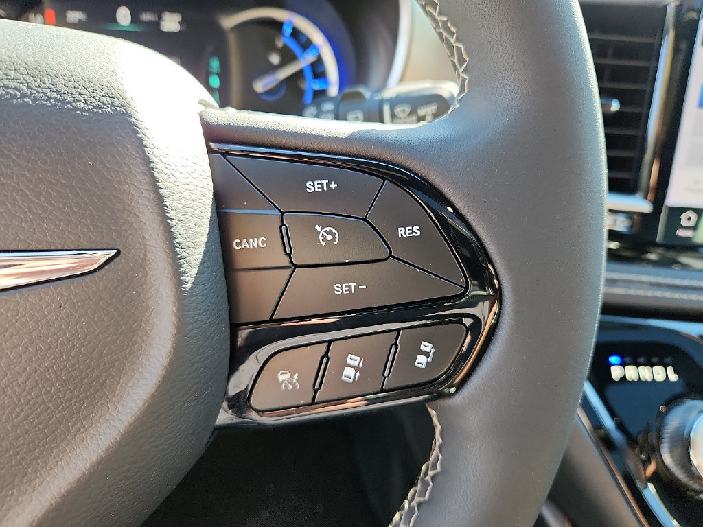 Used 2024 Chrysler Pacifica Premium FWD image 24