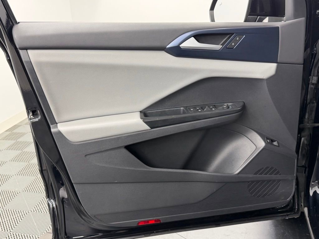 Used 2022 Volkswagen Taos SE w/ Panoramic Sunroof Package image 17