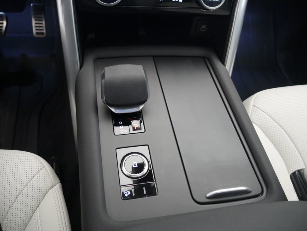 Used 2025 Land Rover Discovery Dynamic SE image 48