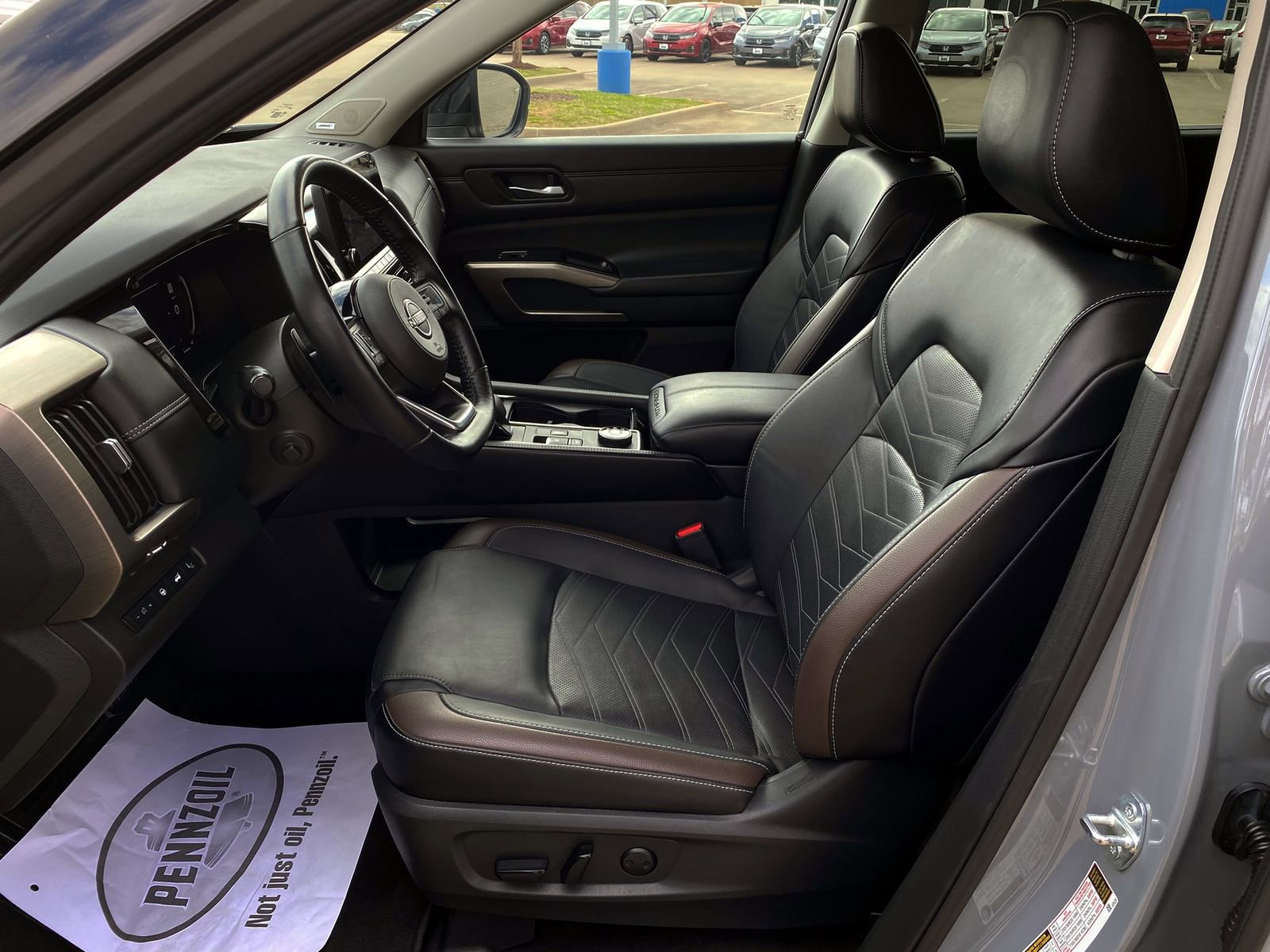 Used 2024 Nissan Pathfinder Platinum w/ Black Appearance Package image 10