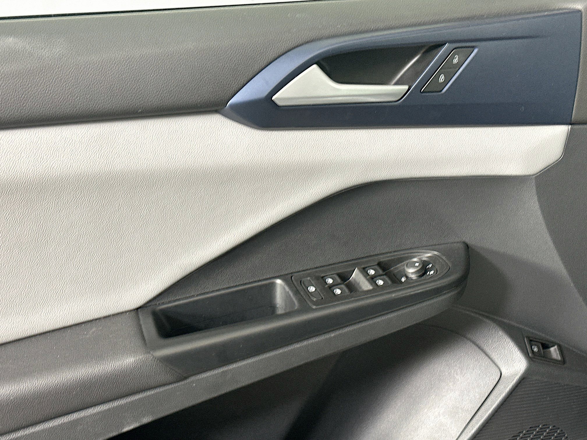 Used 2023 Volkswagen Taos SE image 15