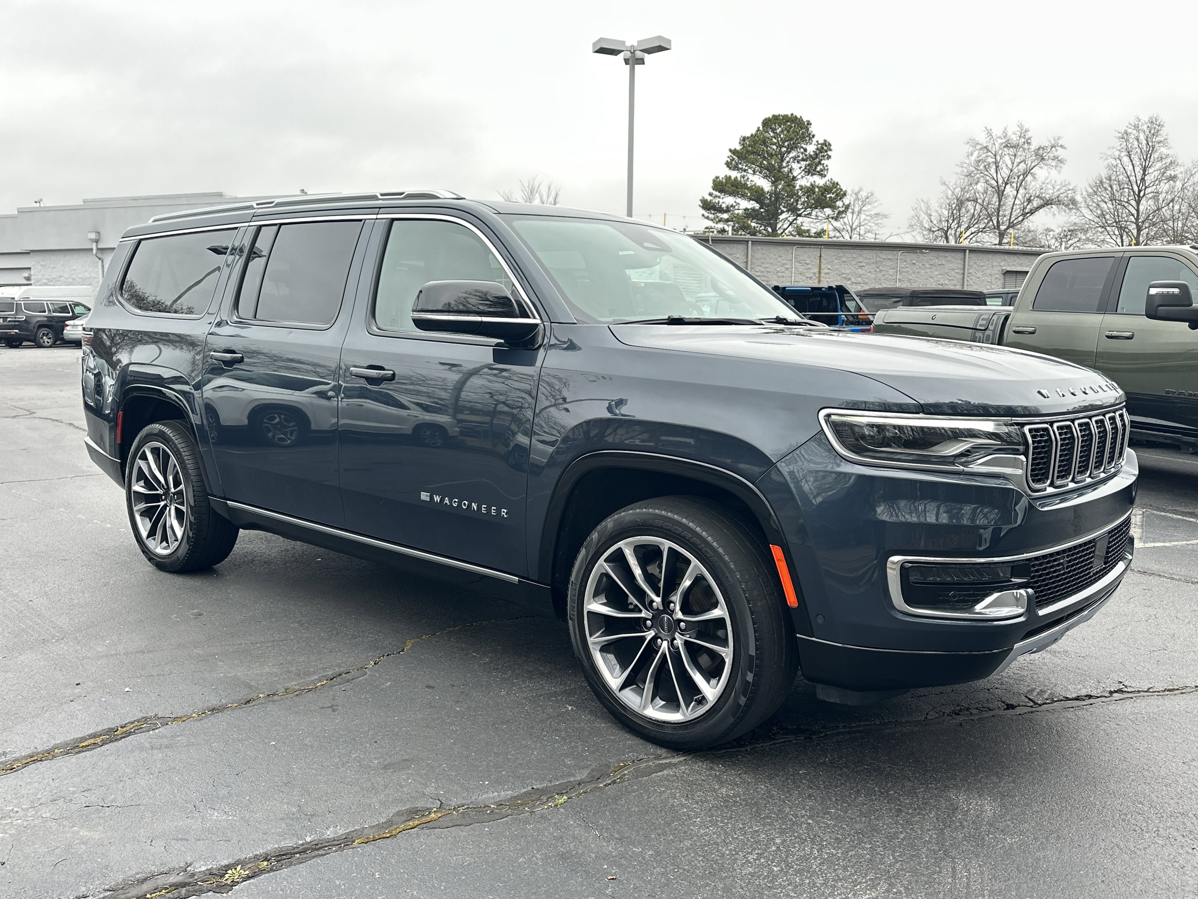 Used 2024 Jeep Wagoneer L Series III w/ Premium Group I image 2