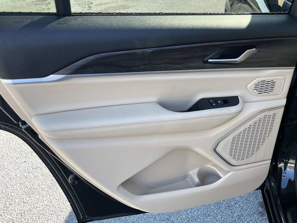 Used 2022 Jeep Grand Cherokee L Limited image 18