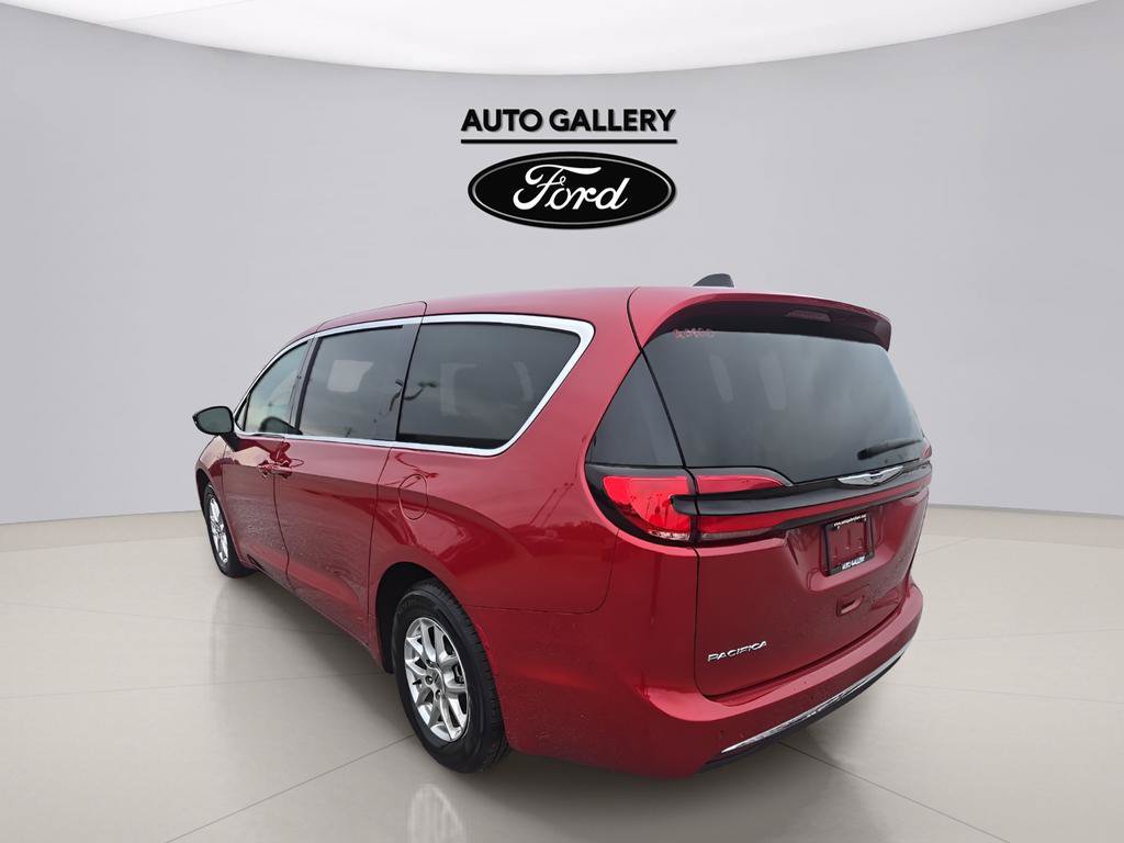 Used 2024 Chrysler Pacifica Touring-L FWD image 7