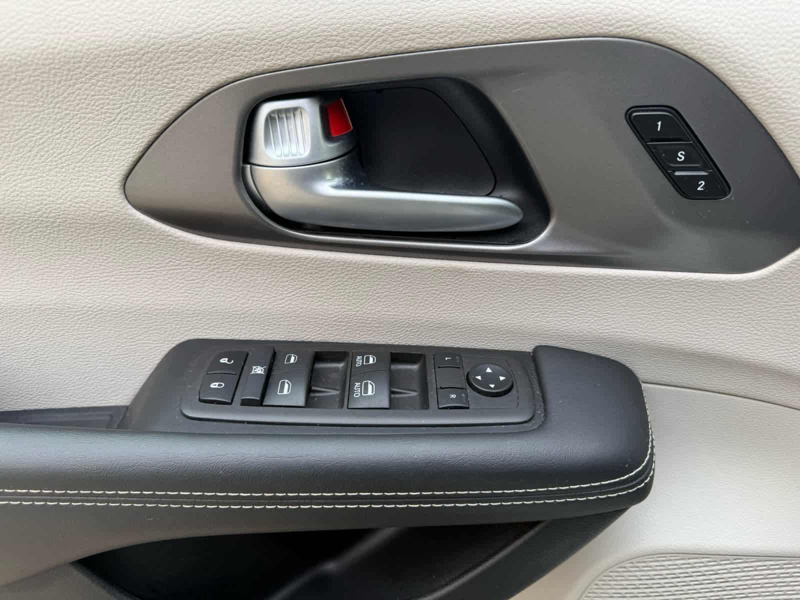 Used 2024 Chrysler Pacifica Touring-L FWD image 13