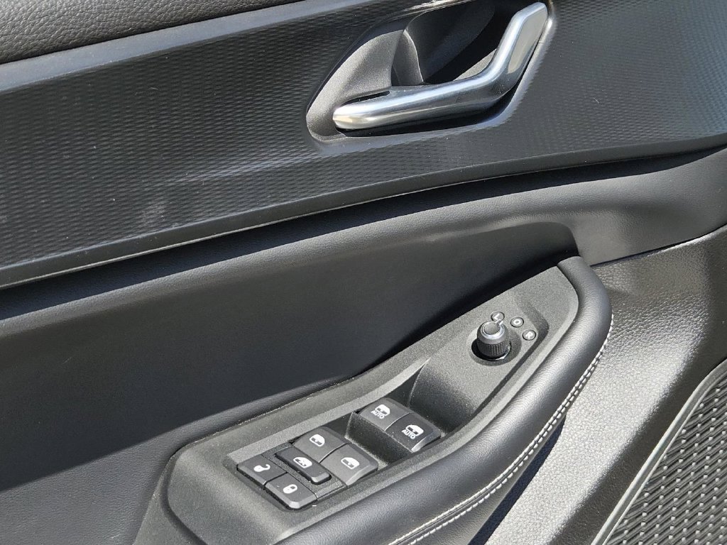 Used 2025 Jeep Grand Cherokee Altitude AWD/4WD image 11