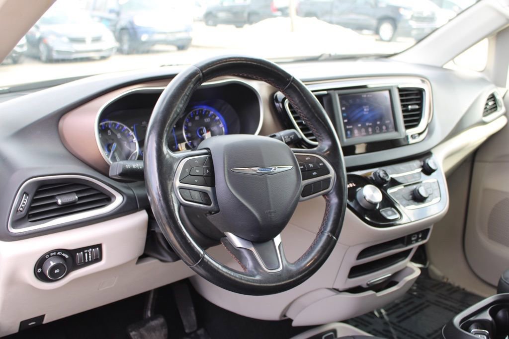 Used 2019 Chrysler Pacifica Touring-L image 19