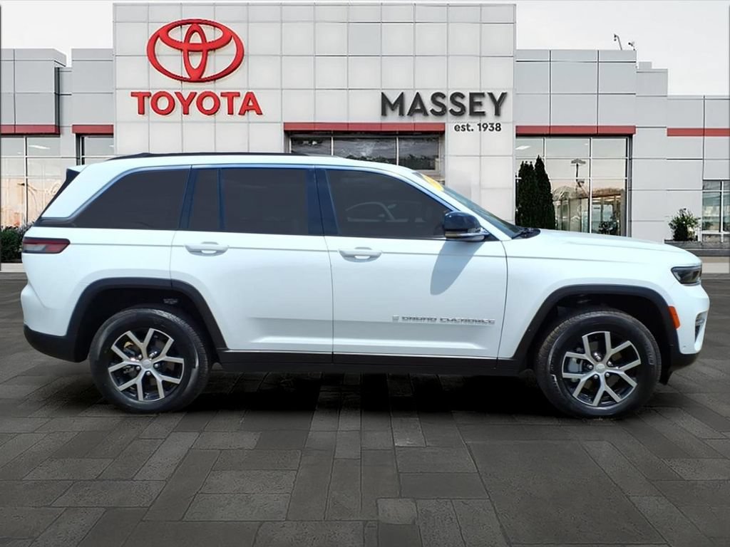 Used 2025 Jeep Grand Cherokee Limited w/ Luxury Tech Group II AWD/4WD image 2