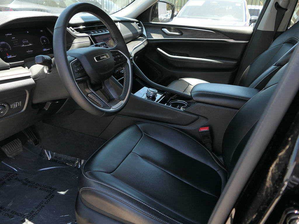 Used 2023 Jeep Grand Cherokee L Limited AWD/4WD image 11