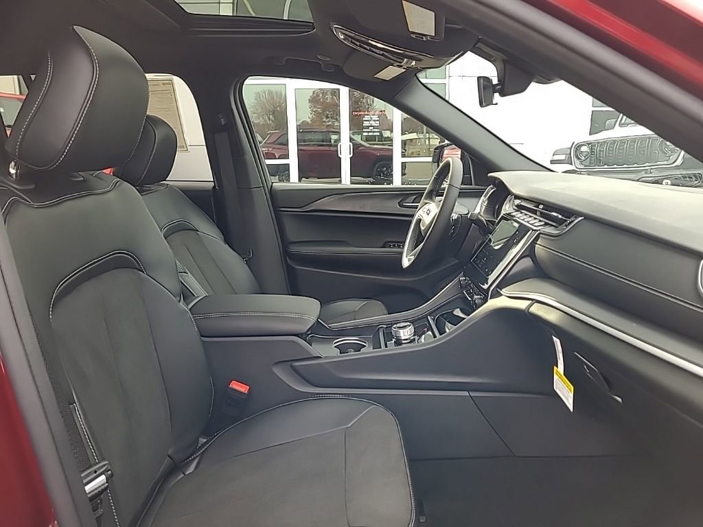 New 2025 Jeep Grand Cherokee Altitude AWD/4WD image 34