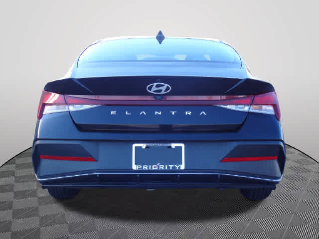 Used 2024 Hyundai Elantra SEL FWD image 3