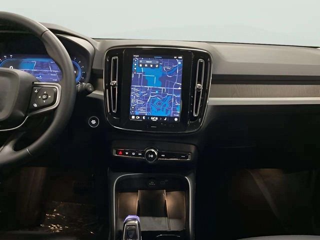 Used 2025 Volvo XC40 B5 Plus image 14