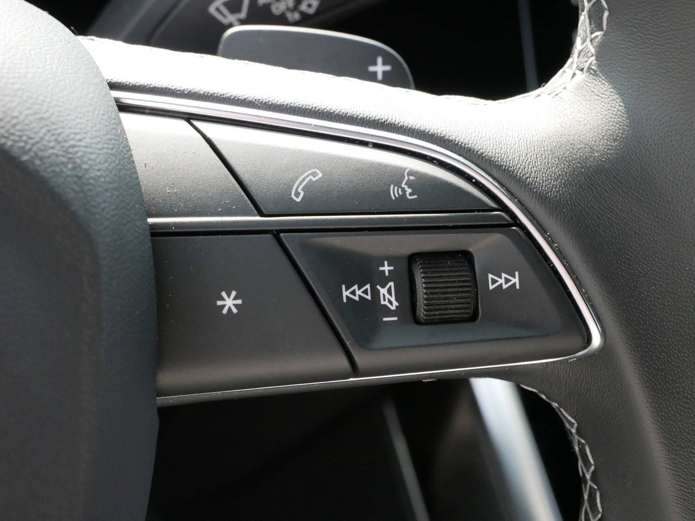 Used 2023 Audi Q8 Premium image 25