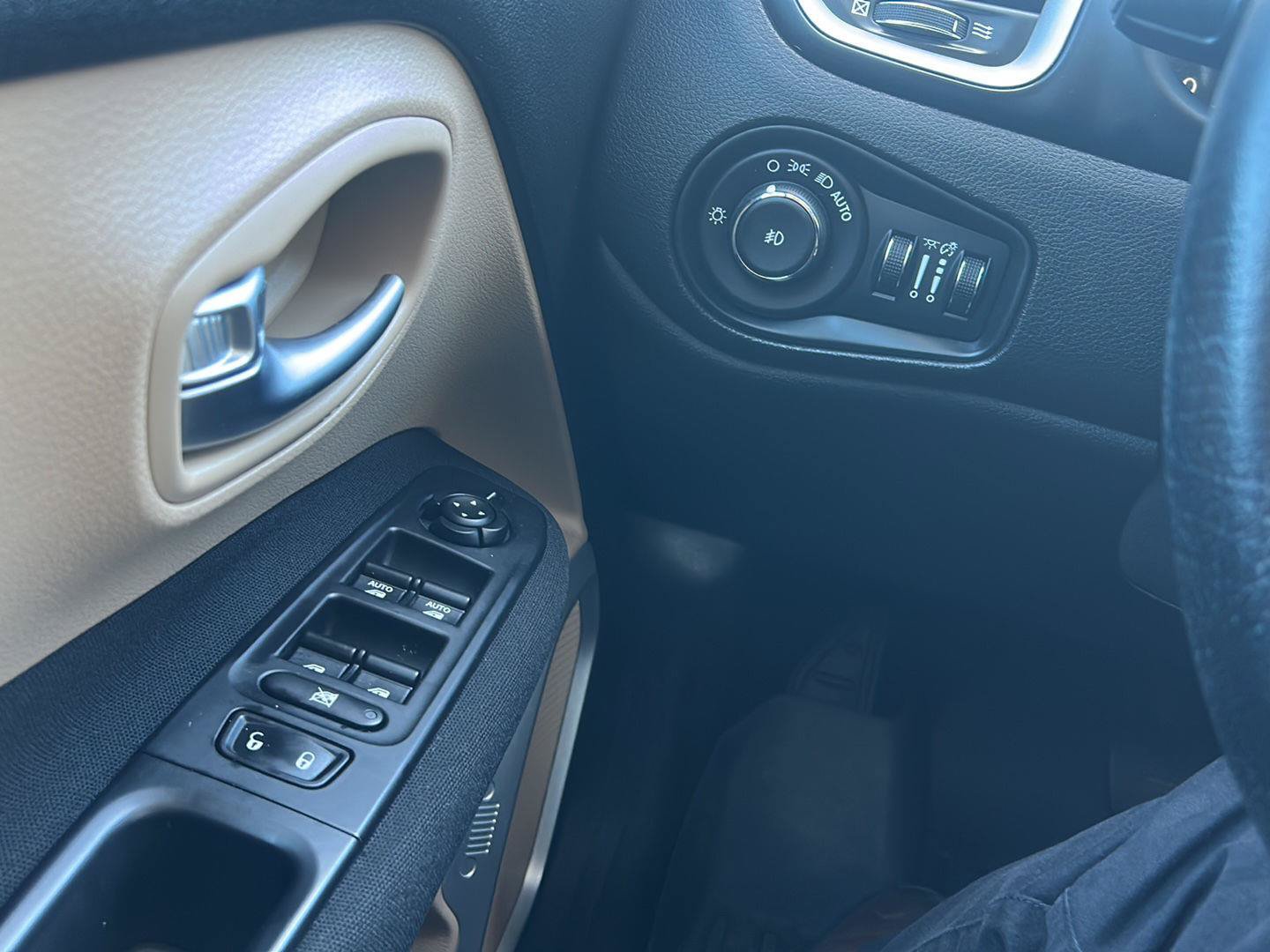 Used 2015 Jeep Renegade Latitude AWD/4WD image 21