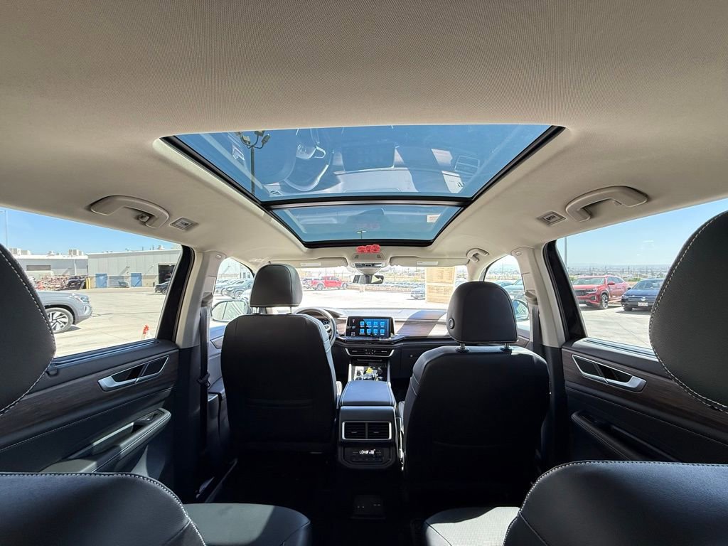 Used 2025 Volkswagen Atlas SEL AWD/4WD image 12