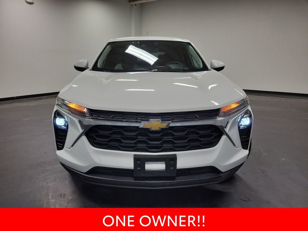 Used 2025 Chevrolet Trax LS w/ LS Convenience Package image 3