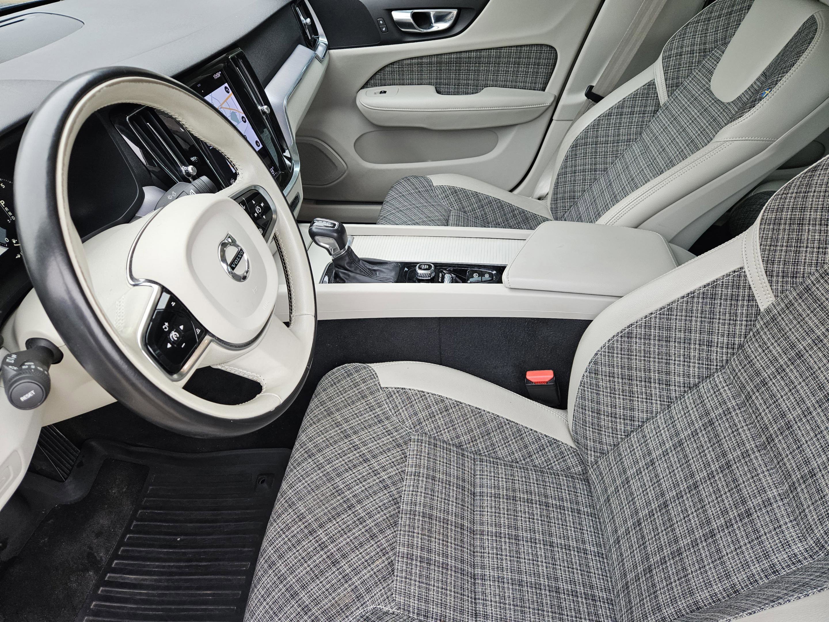 Used 2021 Volvo S60 T5 Momentum w/ Premium Package image 11