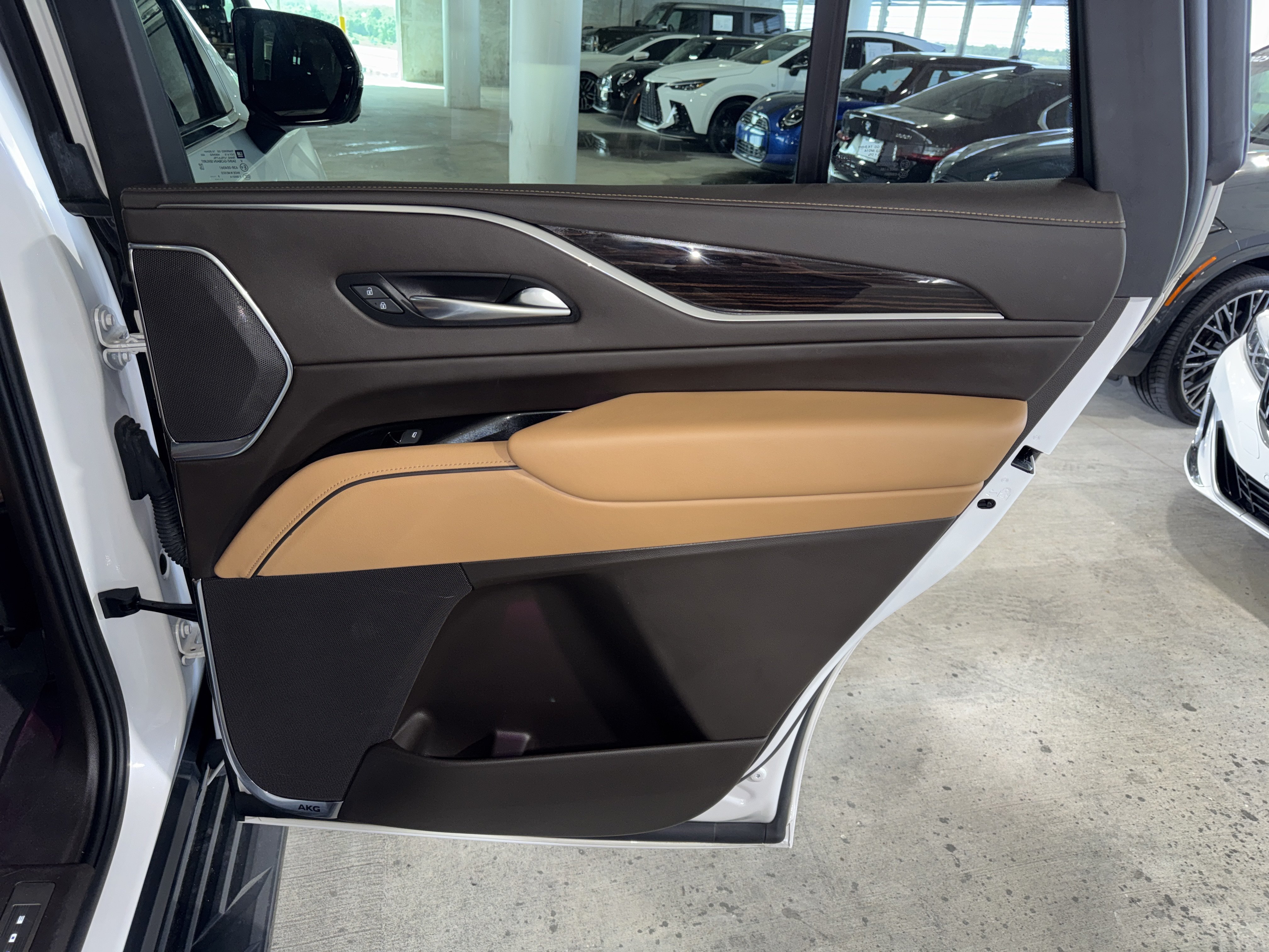 Used 2023 Cadillac Escalade Premium Luxury w/ LPO, Illumination Package AWD/4WD image 11
