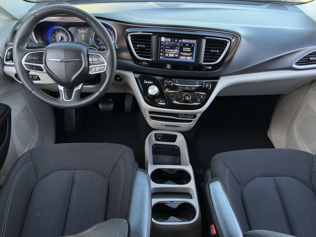 Used 2023 Chrysler Voyager LX image 12