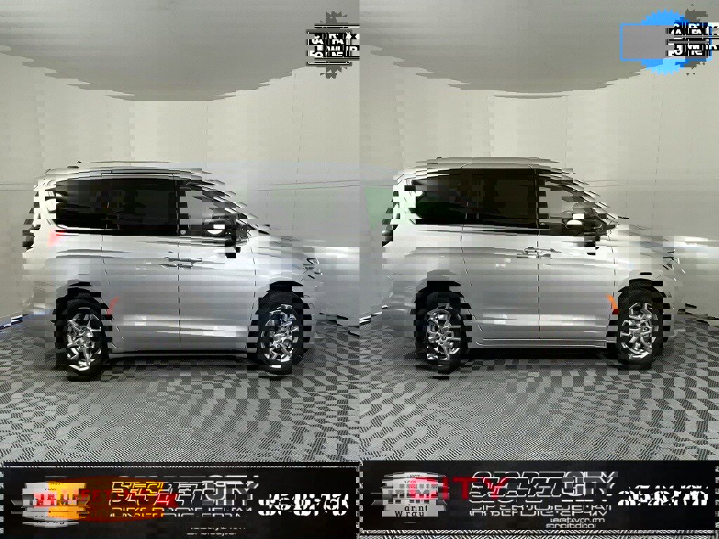 Used 2024 Chrysler Pacifica Touring-L image 8