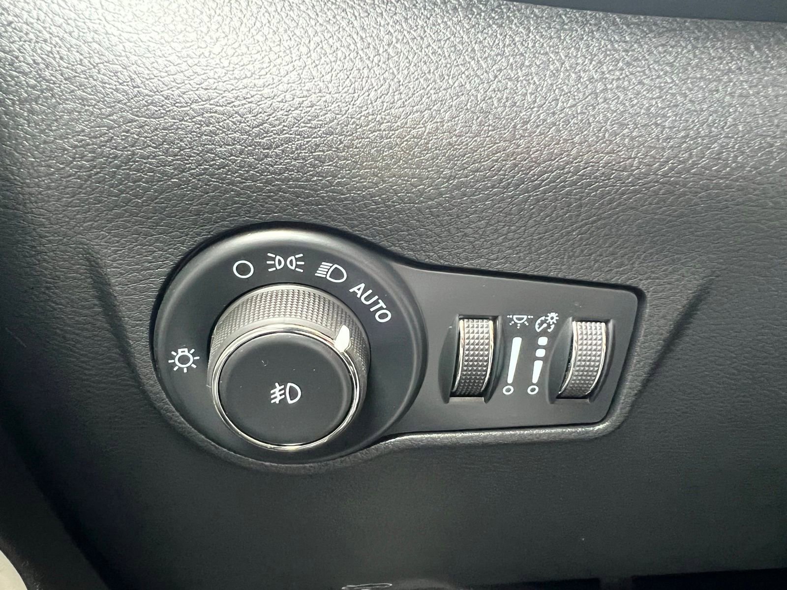 Used 2025 Jeep Compass Limited image 32