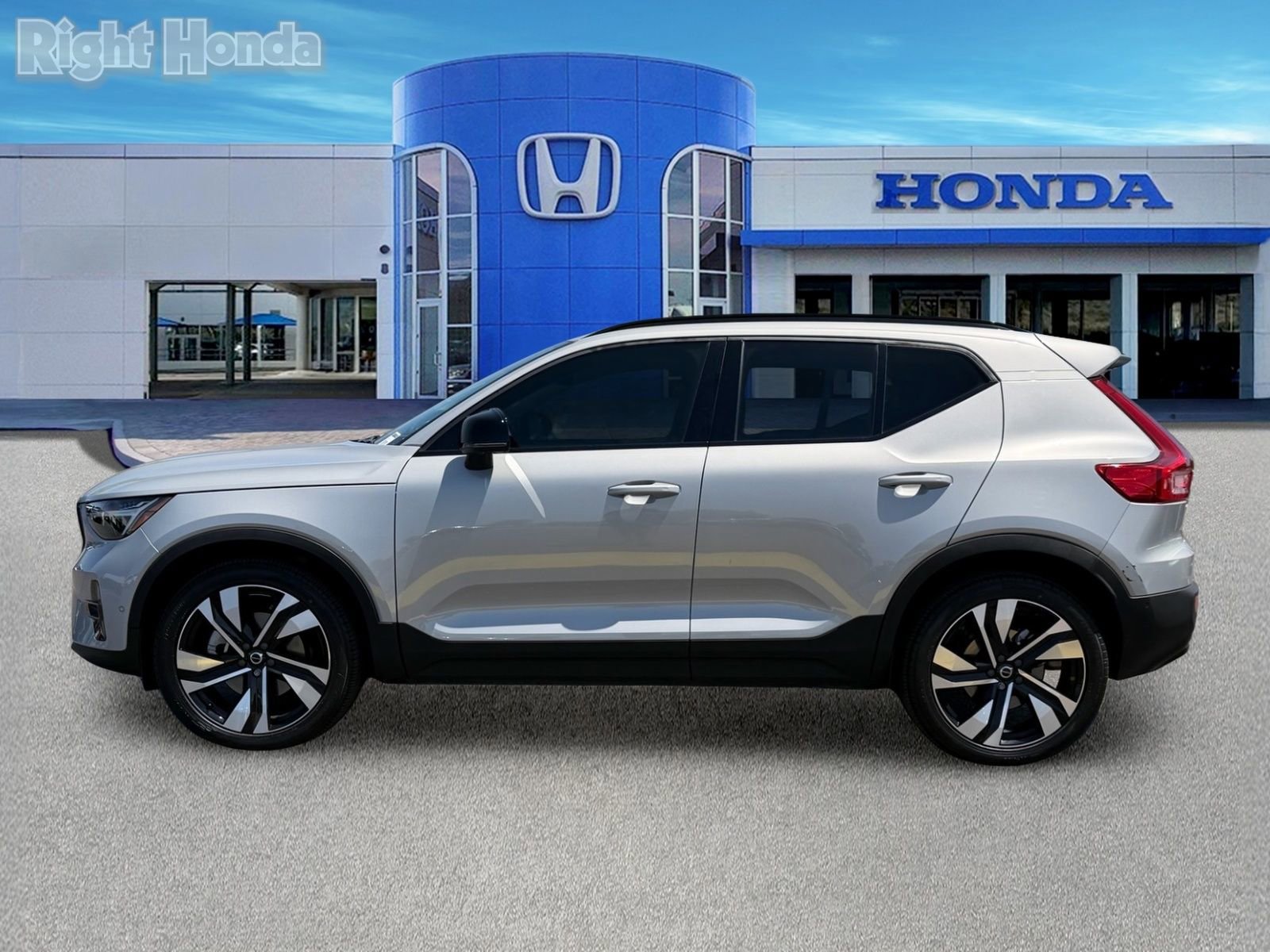 Used 2023 Volvo XC40 B5 Ultimate w/ Protection Package Premier AWD/4WD image 3