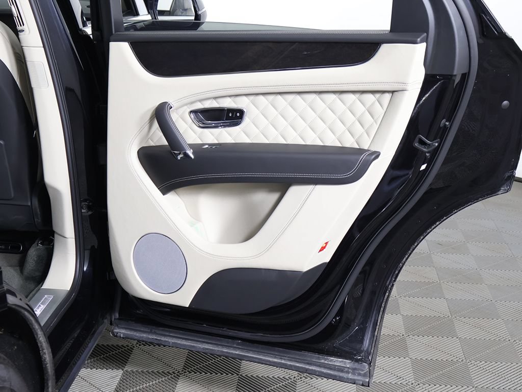 Used 2020 Bentley Bentayga Plug-In Hybrid AWD/4WD image 33