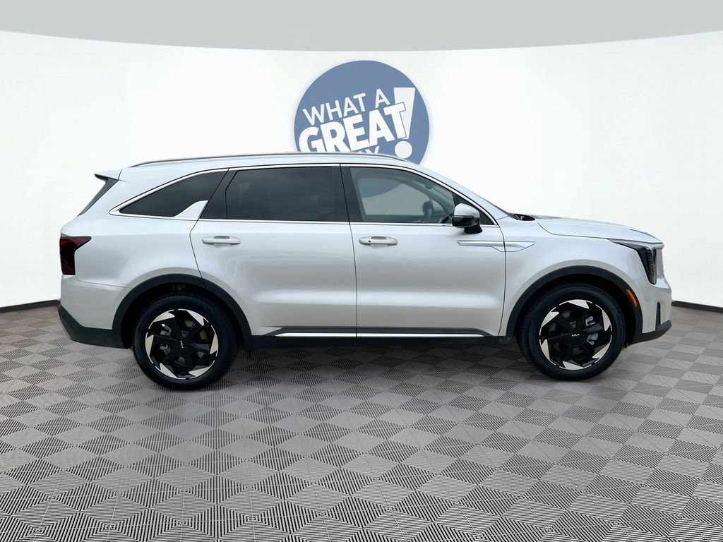 Certified 2025 Kia Sorento EX image 4