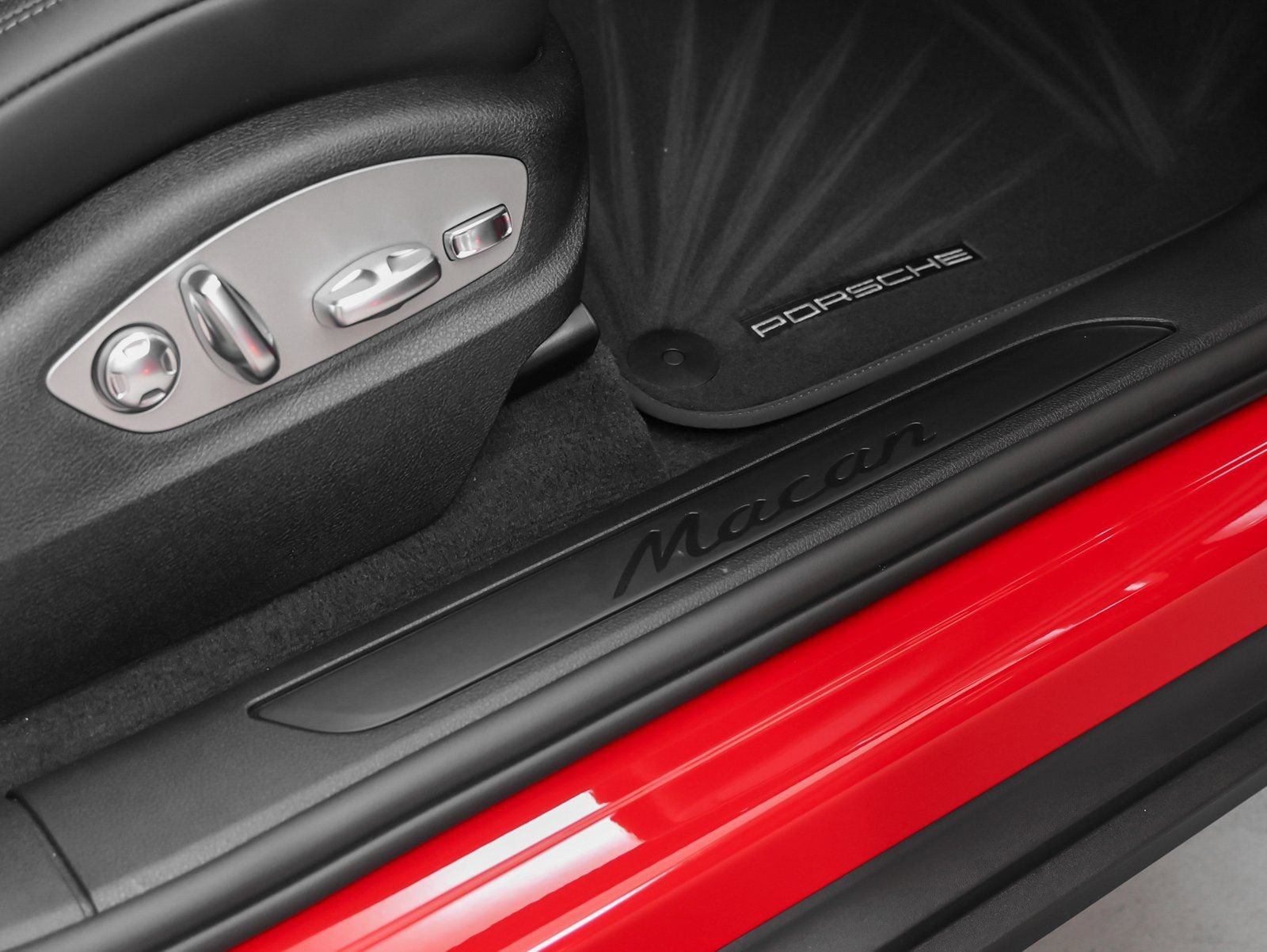 Certified 2025 Porsche Macan image 18