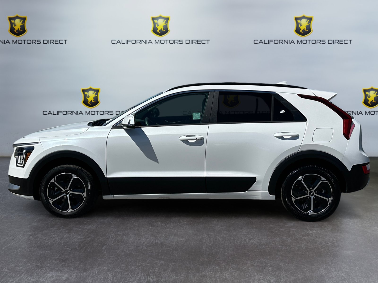 Used 2024 Kia Niro EX FWD image 2