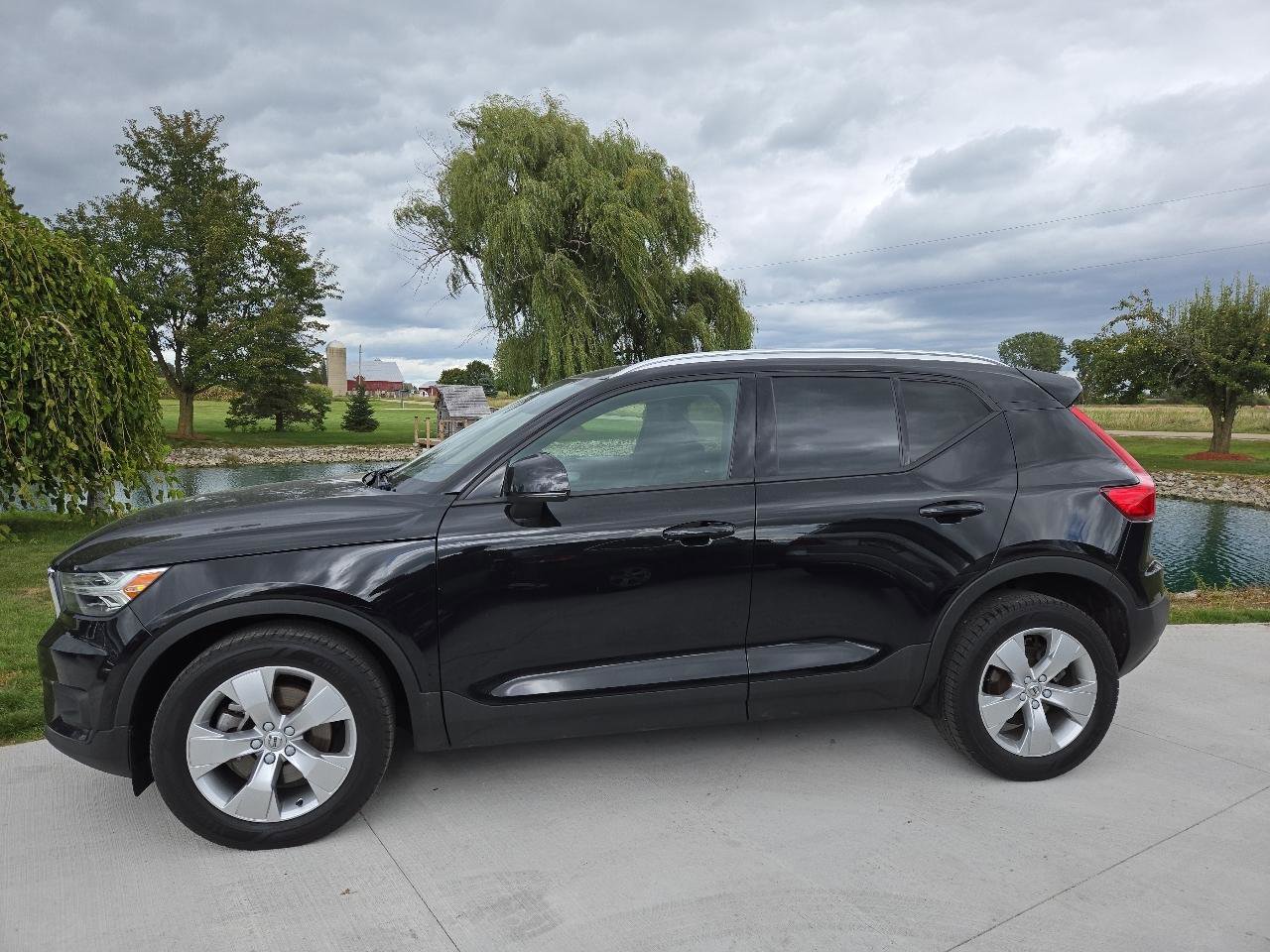 Used 2021 Volvo XC40 T4 Momentum image 2