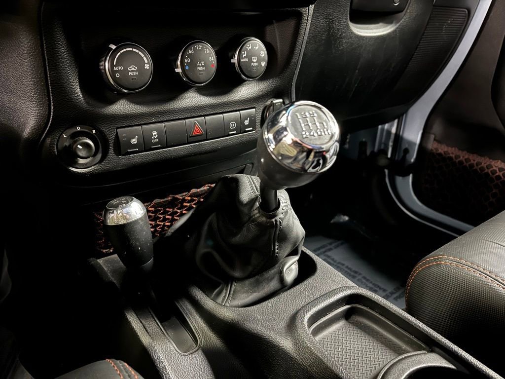 Used 2012 Jeep Wrangler Unlimited Sahara image 11