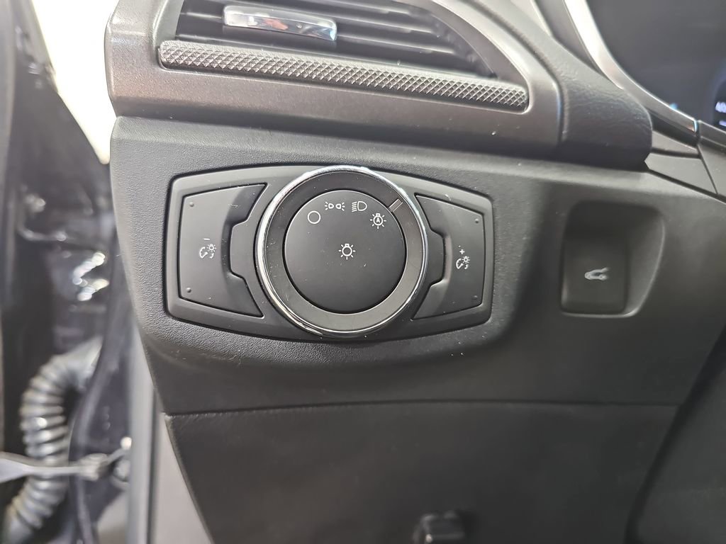 Used 2020 Ford Fusion SE FWD image 23