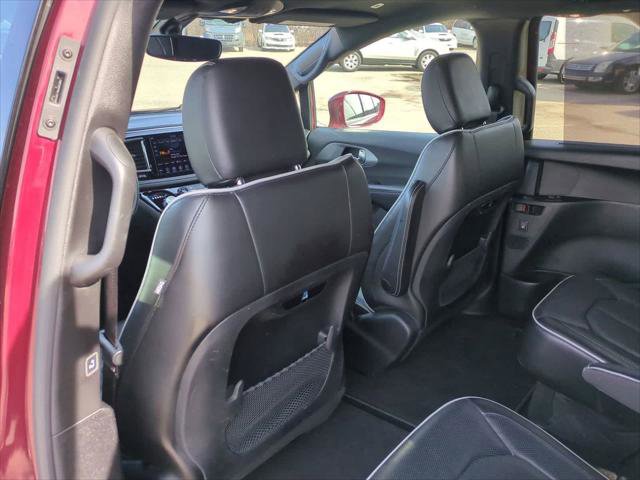 Certified 2019 Chrysler Pacifica Limited w/ S Appearance Package FWD image 16