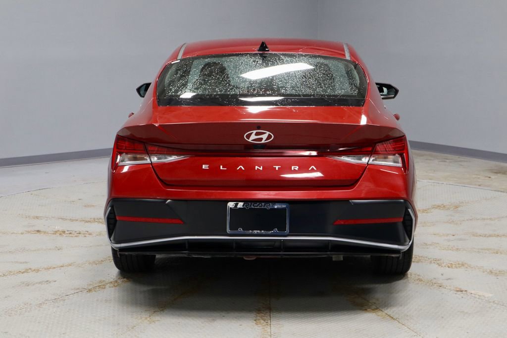 Used 2025 Hyundai Elantra SEL image 12
