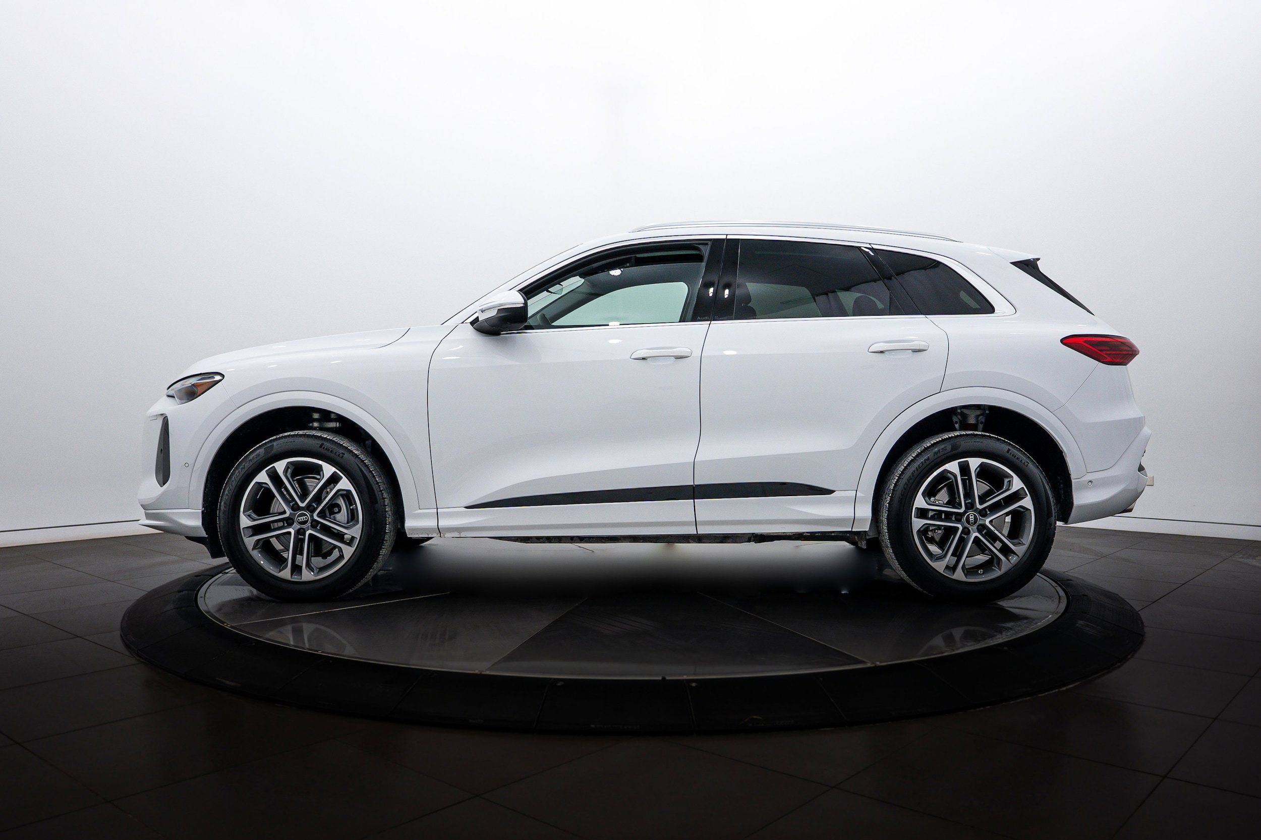 Certified 2025 Audi Q5 Premium w/ Convenience Package AWD/4WD image 6