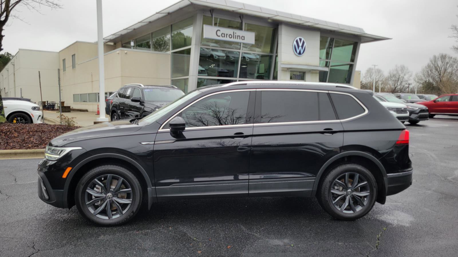 Used 2022 Volkswagen Tiguan SE w/ Panoramic Sunroof Package image 2