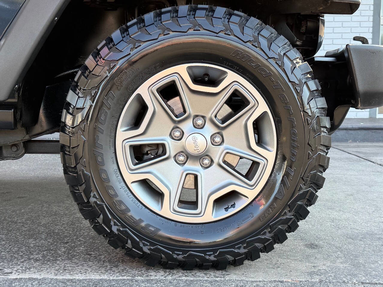 Used 2017 Jeep Wrangler Unlimited Rubicon w/ Cold Weather Group image 12