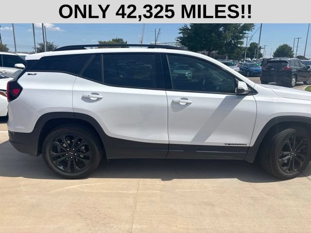 Used 2022 GMC Terrain SLT w/ Infotainment Package II FWD image 2