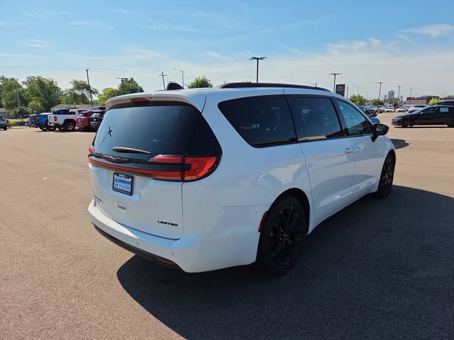 Used 2025 Chrysler Pacifica Limited FWD image 6